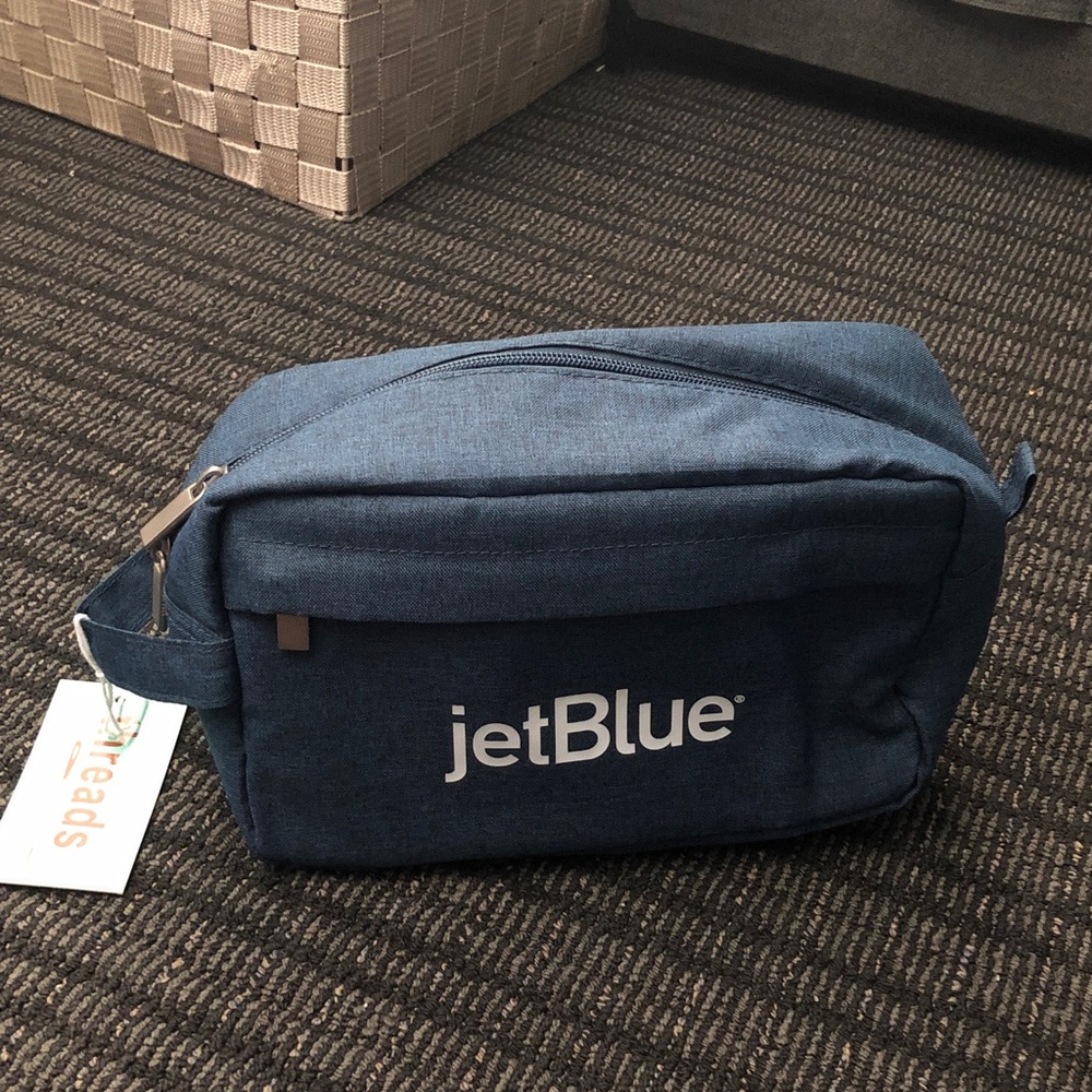 π JetBlue Men's Toiletry Travel Bag Nwt - Picture 2 of 7